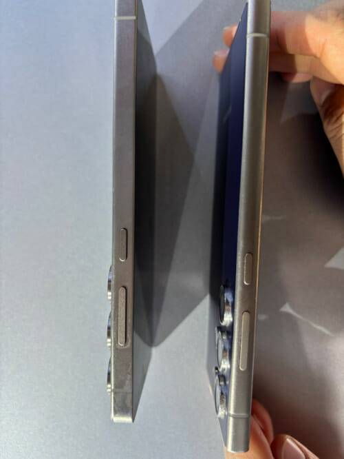 갤럭시S25 울트라(좌측), 갤럭시S24 울트라(우측), S24 울트라는 옆 부분이 곡선을 이뤘다면, S25 울트라는 평평해지면서 손에 쥐었을 때 이전 세대 보다 미끄럽지 않고 안정감이 들었다.(사진=지디넷코리아)