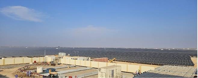 지난 20일(현지시간) 방문한 오만 마나 태양광발전소. 태양광 발전 패널이 끝없이 펼쳐져 있다.