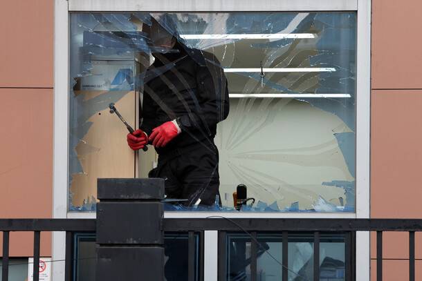 내란죄 피의자 윤석열 대통령의 구속 영장이 발부되자 윤 대통령의 지지자들이 서울 마포구 서울서부지법에 난입해 기물과 유리창 등을 파손한 19일 오후 건설업자가 깨진 창문의 유리를 제거하고 있다. 김영원 기자 forever@hani.co.kr