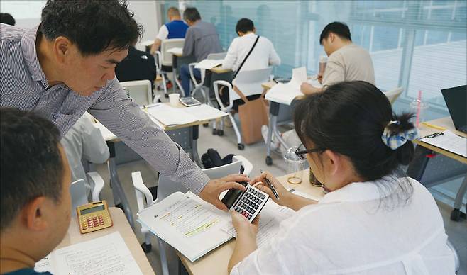 서울시50플러스재단에서는 4050 중장년을 대상으로 다양한 직무 훈련을 진행한다. 사진은 중고 자동차 진단평가 전문인력 양성 과정 모습. (서울시50플러스재단 제공)