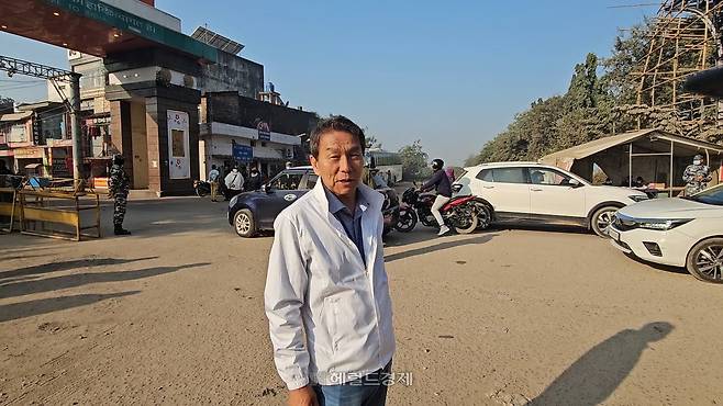 네팔에서 인도로 넘어가기 위해 국경지대에서 대기 중인 정용식 ㈜헤럴드 상무 모습.