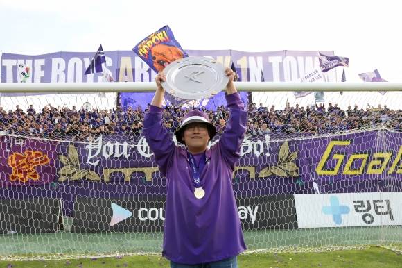 프로축구 K리그1 FC안양 서포터스 ‘레드’의 송영진 회장이 지난해 11월 경기 안양종합운동장에서 열린 K리그2 우승 시상식에서 팬 대표 자격으로 우승 트로피를 들어올리고 있다. FC안양 제공