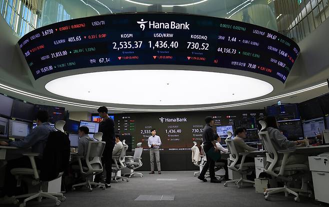 23일 오전 서울 중구 하나은행 본점 딜링룸에서 딜러들이 업무를 보고 있다. 연합뉴스