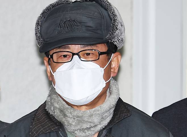 군 내부 불법 사조직을 만들어 12·3 비상계엄 사태를 모의한 혐의로 구속된 노상원 전 국군정보사령관이 지난해 12월24일 서울 서부경찰서에서 서울중앙지검으로 송치되고 있다. 연합뉴스