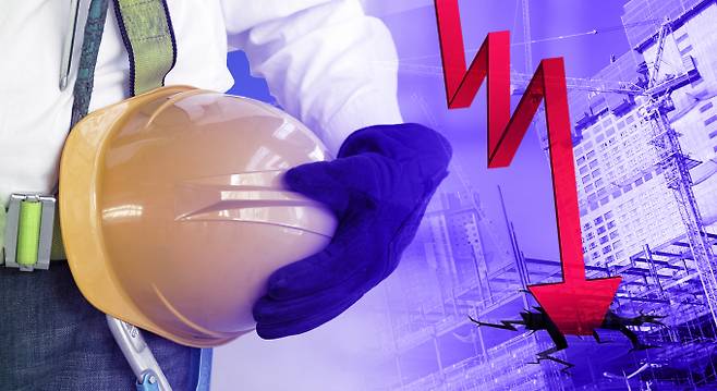 현대건설이 지난해 1조원이 넘는 역대 최대 규모의 영업손실을 기록한 가운데 건설업계에 '어닝 쇼크'가 확산할 것이란 우려가 나온다. /그래픽=강지호 기자