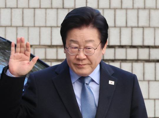 더불어민주당 이재명 대표가 23일 서울 서초구 서울고등법원에서 열린 공직선거법 위반 사건 항소심 첫 재판에 출석하며 지지자들에게 인사하고 있다. 연합뉴스