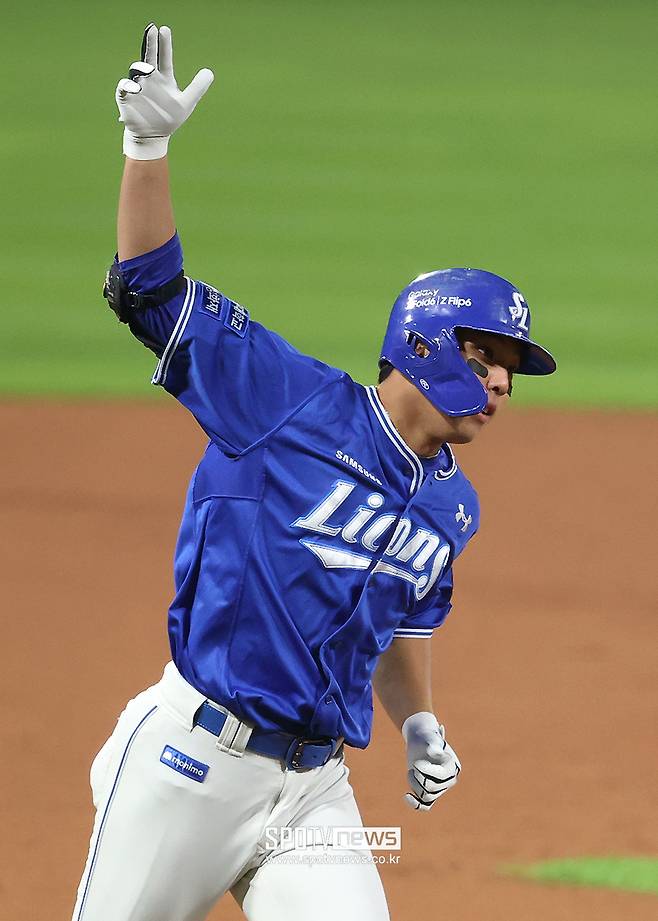 ▲ 지난 시즌 홈런 28개를 터뜨리면서 마침내 거포 유망주의 잠재력을 폭발한 김영웅은 팀내 최고 인상률의 주인공이 됐다. 지난 해 김영웅의 연봉은 3800만원. 그러나 지난 시즌 맹활약 덕분에 올해는 연봉 1억 5000만원을 받게 됐다. 무려 295%가 오른 금액이다. 그야말로 인생 역전이 아닐 수 없다. ⓒ곽혜미 기자