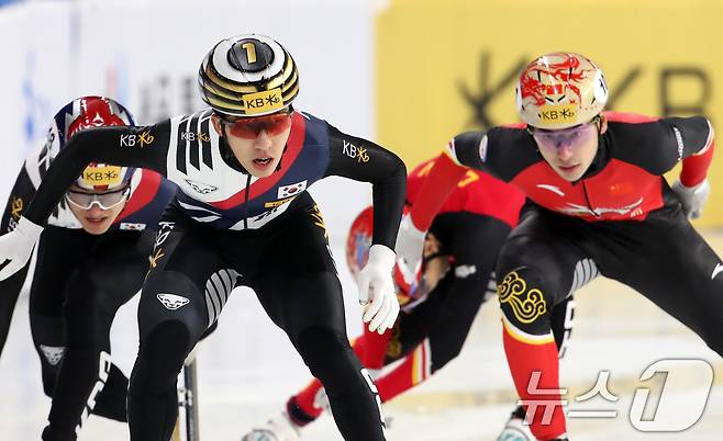 15일 서울 양천구 목동 아이스링크에서 열린 'KB금융-ISU 쇼트트랙 월드투어 서울 대회' 혼성 계주 결승전에서 박지원이 레이스를 펼치고 있다. 2024.12.15/뉴스1 ⓒ News1 이승배 기자