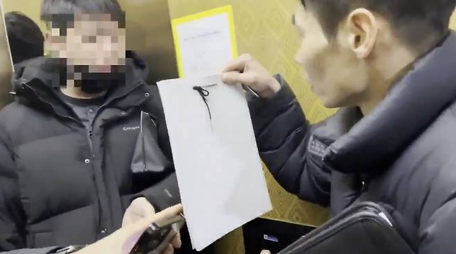 텔레그램 성 착취 일당 '자경단' 총책 30대 남성 A 씨 검거 장면 (경찰 제공 동영상 갈무리)