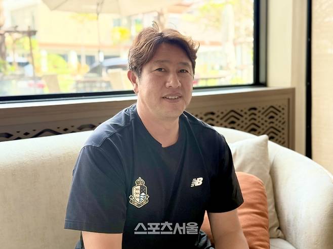 서울 이랜드의 김도균 감독이 23일 태국 방콕의 서밋 윈드밀 골프 클럽에서 취재진을 만나 인터뷰하고 있다. 방콕 | 정다워 기자
