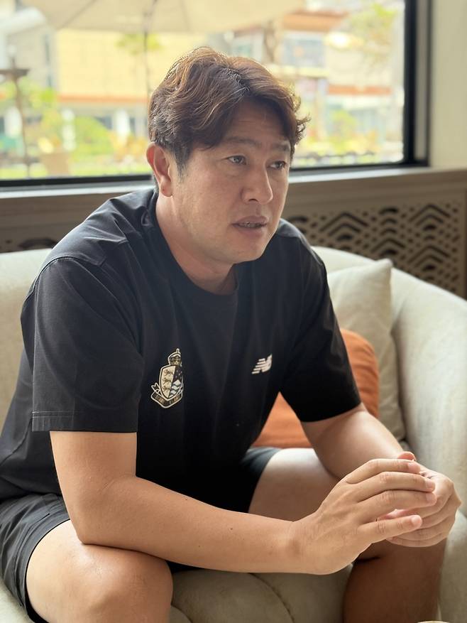 서울 이랜드의 김도균 감독이 23일 태국 방콕의 서밋 윈드밀 골프 클럽에서 취재진을 만나 인터뷰하고 있다. 방콕 | 정다워 기자