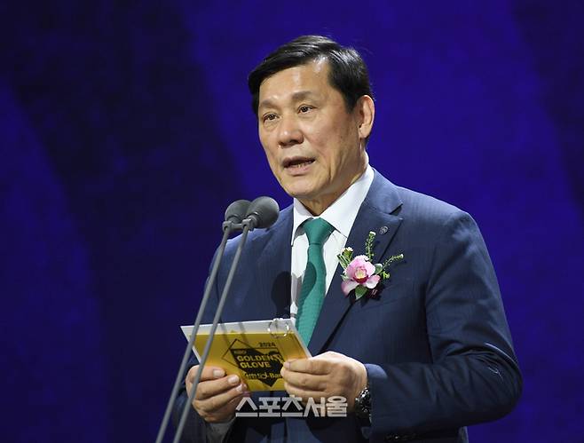 KBO 허구연 총재가 서울 삼성동 코엑스 오디토리움에서 열린 2024 KBO 골든글러브 시상식에서 인사말을 하고 있다. 최승섭기자 thunder@sportsseoul.com