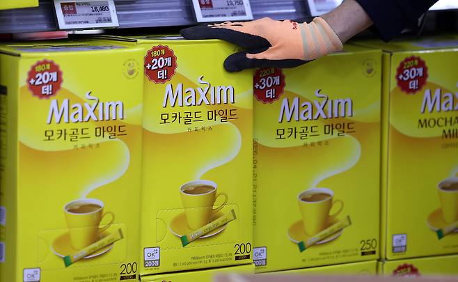 서울의 한 대형마트에서 직원이 가격인상을 앞둔 동서식품 믹스커피를 진열하고 있다./뉴스1