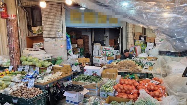 설 명절 연휴 직전인 24일 오후 경기 부천시 상동시장의 한 상인이 손님을 기다리고 있다. ⓒ데일리안 김찬주 기자