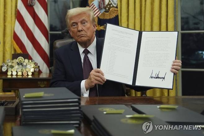 도널드 트럼프 대통령이 취임 첫날인 지난 20일 1·6 폭동 사태 가담자에 대한 광범위한 사면 조치를 단행하고, 관련 행정명령을 공개하고 있다. 연합뉴스