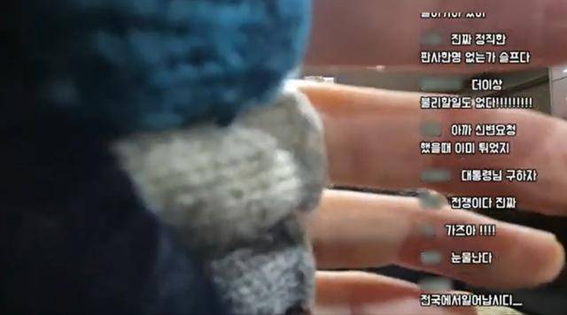 유튜브 채널 '젊은시각' 운영자 A씨가 삭제한 서부지법 난입 생중계 영상에서 시위대의 얼굴을 가리고자 카메라를 손으로 막는 장면. '젊은시각' 삭제 영상