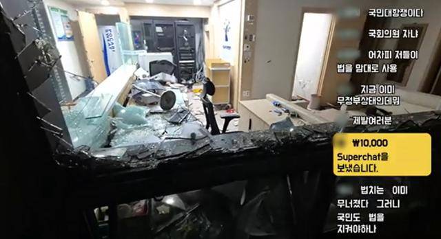 유튜버 '젊은시각' 채널에서 삭제된 영상 내용 일부. 시위대가 서부지법 건물 창문을 깨고 난동을 부리는 모습에 한 시청자가 후원금(슈퍼챗)을 주고 있다. '젊은시각' 삭제영상