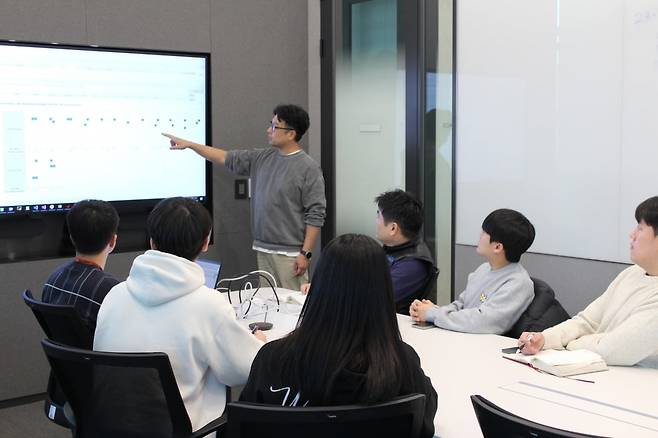 개발1팀이 업무 회의를 하고 있다. 아바코 제공