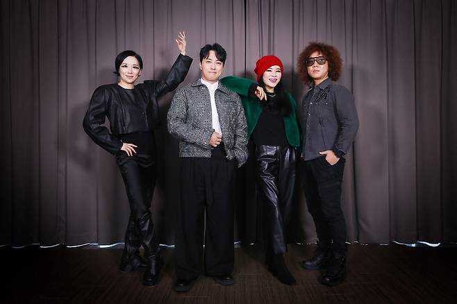 '비나리' 발표한 난장 프로젝트 (서울=연합뉴스) 진연수 기자 = 크로스오버 프로젝트 '난장 프로젝트' 팀이 17일 서울 종로구 연합뉴스 사옥에서 진행한 인터뷰에 앞서 포즈를 취하고 있다. 사진은 왼쪽부터 현대무용가 이루다, 소리꾼 이봉근, 재즈 보컬리스트 웅산, 기타리스트 최우준. 2025.1.25
jin90@yna.co.kr