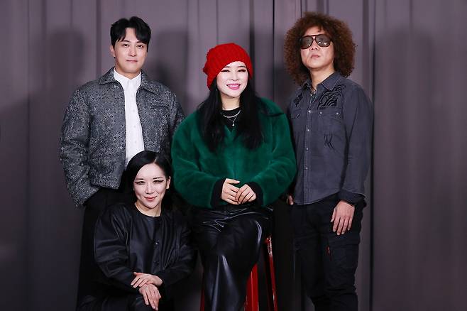 싱글 '비나리' 발표한 난장 프로젝트 (서울=연합뉴스) 진연수 기자 = 크로스오버 프로젝트 '난장 프로젝트' 팀이 17일 서울 종로구 연합뉴스 사옥에서 진행한 인터뷰에 앞서 포즈를 취하고 있다. 왼쪽 위부터 시계방향으로 소리꾼 이봉근, 재즈 보컬리스트 웅산, 기타리스트 최우준, 현대무용가 이루다. 2025.1.25
jin90@yna.co.kr