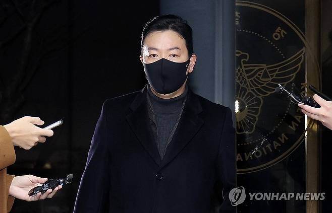 김성훈 대통령경호처 경호차장, 경찰 조사 출석 (서울=연합뉴스) 임화영 기자 = 김성훈 대통령경호처 차장이 24일 오전 윤석열 대통령에 대한 체포영장 1차 집행을 저지한 혐의 조사를 위해 서울 서대문구 경찰청 국가수사본부 특별수사단에 출석하고 있다. 2025.1.24 hwayoung7@yna.co.kr