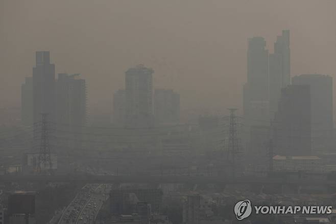 SOUTHEASTASIA-POLLUTION/ (방콕 로이터=연합뉴스) 24일(현지시간) 태국 방콕 시내를 짙은 스모그가 뒤덮은 모습. 2025.01.25