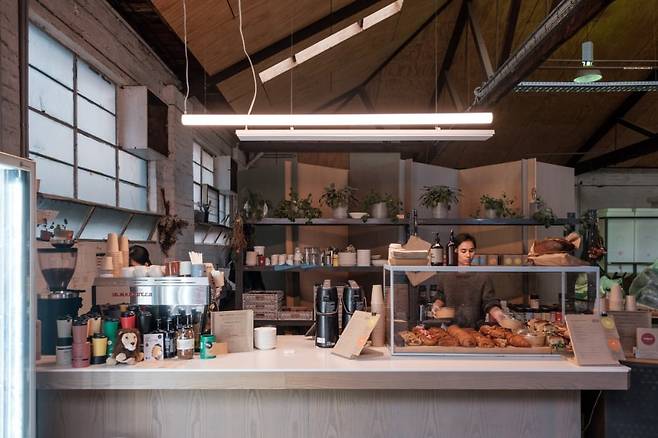 스몰 배치(Small Batch Roasting Co.). 에티오피아, 케냐, 콜롬비아, 과테말라 4개국에서 오래 인연을 맺은 농장의 커피를 취급하고 있다. / 사진. ⓒ조원진