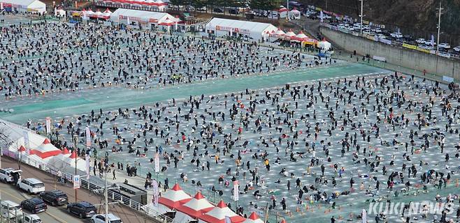설명절 황금연휴 둘째날인 26일 강원 화천군 화천천 일대에서 열리는 2025 화천산천어축제에 이른 아침부터 인파가 몰리면서 얼음판이 깨알을 뿌려놓은 듯 진풍경이 연출되고 있다.