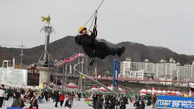 26일, 2025 화천산천어축제가 열리고 있는 화천군 화천읍 화천천 일대에서 관광객들이 짚라인을 타고 축제장을 가로질러 내려오고 있다.