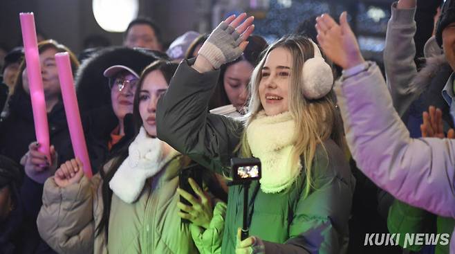 지난 25일 밤, 화천군 화천읍 중앙로 일대에서 열린 2025 화천산천어축제 선등거리 페스티벌에 수많은 관광객과 주민들이 참여해 즐거운 시간을 보내고 있다.