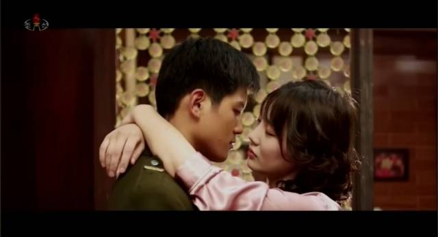 북한 조선중앙TV는 지난 2일 영화 ‘72시간’을 상영했다. 영화에는 남한군 장교로 나오는 인물과 그의 연인이 입을 맞추는 장면 등 기존에 북한 영화에 없던 남녀의 애정행각 장면이 담겼다. 조선중앙TV 화면 갈무리