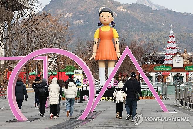 '오징어게임2', 전 세계서 4.9억 시간 시청 (서울=연합뉴스) 김인철 기자 = 1일 서울 종로구 광화문광장에 넷플릭스 드라마 오징어게임2에 등장하는 영희 조형물이 설치돼 있다.
넷플릭스 공식 사이트 '넷플릭스 톱 10'에 따르면 지난 12월 넷째 주(23∼29일) 오리지널 시리즈 '오징어 게임2'의 시청 시간은 4억8천760만 시간으로 집계됐다. 2025.1.1 yatoya@yna.co.kr