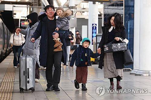 '즐거운 설 연휴, 고향으로' (서울=연합뉴스) 서대연 기자 = 설 연휴 둘째 날인 26일 오전 서울역에서 한 가족이 기차에 탑승하기 위해 승차장으로 향하고 있다. 2025.1.26 dwise@yna.co.kr