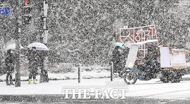 설 연휴 셋 째날인 27일 전국적으로 '눈폭탄' 수준의 많은 눈이 내리겠다. /더팩트DB