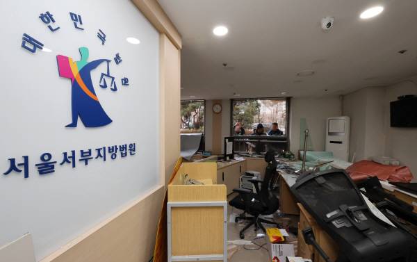 ▲윤석열 대통령이 내란 우두머리 혐의로 구속되자 일부 윤 대통령 지지자들이 서울서부지방법원 내부로 난입해 불법폭력사태를 일으킨 19일 오후 서부지법 내부가 파손돼 있다. ⓒ연합뉴스