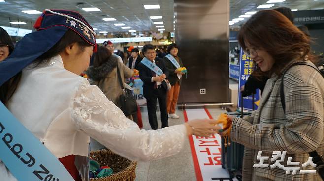 지난해 설 연휴 제주공항에서 열린 입도객 환영행사. 제주CBS