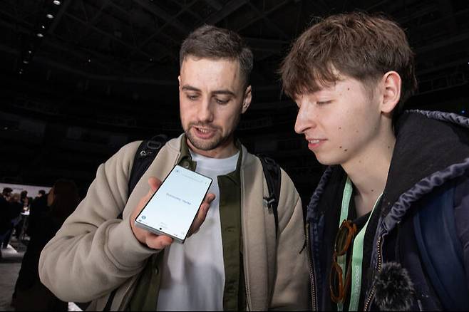 지난 22일(현지시간) 미국 캘리포니아주 새너제이 SAP센터에서 열린 ‘갤럭시 언팩’에서 참가자들이 갤럭시 S25 시리즈 외관을 자세히 살펴보고 있다. 삼성전자 제공