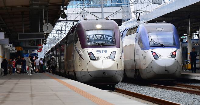 포항역에서 나란히 출발을 기다리는 SRT(왼쪽)와 KTX. 뉴스1