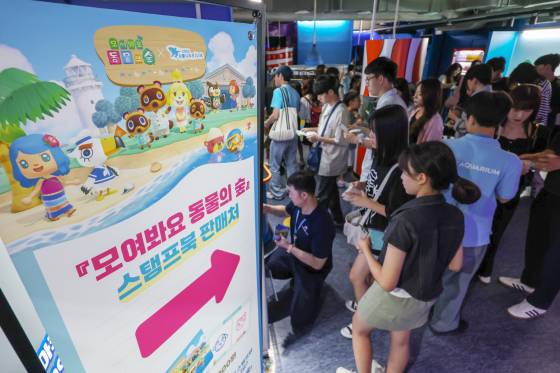 지난해 7월 코엑스 아쿠아리움과 닌텐도 스위치 '모여봐요 동물의 숲' 게임의 컬래버레이션 '모여봐요! 코엑스 아쿠아리움!'이 시작되자 관람객들이 스탬프북 구입을 위해 길게 줄을 서 있다. 뉴스1