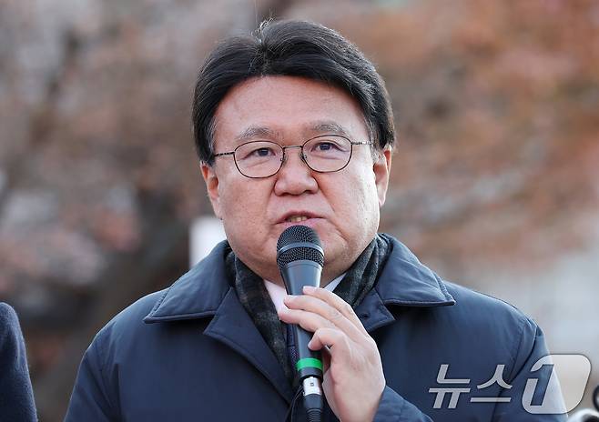 황운하 조국혁신당 원내대표가 18일 오전 서울 용산구 한남동 대통령 관저 인근에서 열린 '3년은너무길다특별위원회(탄추위)' 기자회견에서 발언하고 있다. 2024.12.18/뉴스1 ⓒ News1 김성진 기자