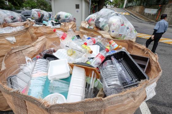 지난해 9월 서울의 한 아파트단지 분리수거장에 명절 기간 동안 배출된 재활용 쓰레기가 수북이 쌓여 있다. 뉴스1