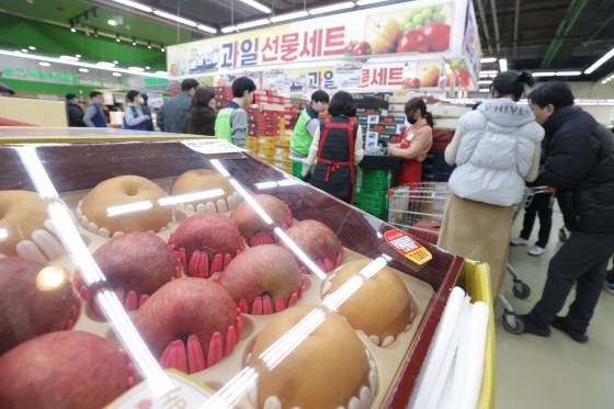 과일을 받치고 있는 꽃모양 받침대는 종량제 봉투에 버려야 한다. 연합뉴스