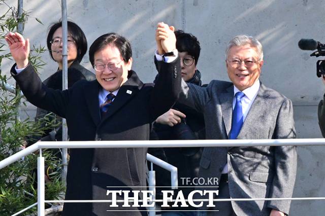 30일 오후 이재명 더불어민주당 대표가 경남 양산시 평산마을 대통령 사저를 찾아 문재인 전 대통령과 지지자들을 향해 손을 들어 보이고 있다. /뉴시스