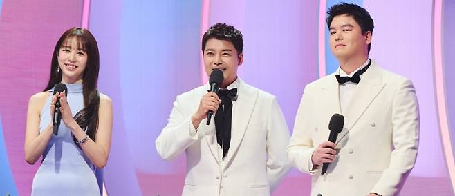 '2024 MBC 방송연예대상' 진행자 윤은혜, 전현무, 이장우(왼쪽부터). 사진 제공=MBC
