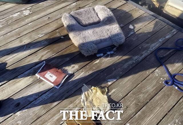 포토맥강에 수습한 잔해가 놓여 있다.