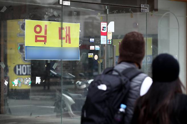 (서울=뉴스1) 이광호 기자 = 21일 서울 종각역 인근 상가 건물에 임대문의 현수막이 붙어있다.코로나19 종식으로 을지로나 명동 등은 상권 회복이 빠르게 진행되고 있지만, 종각역 인근 상권은 유동인구가 줄어들고 고물가가 겹치면서 상인들이 버티지 못하고 있다. 또한 한국부동산원이 지난해 3분기 상업용부동산 임대동향을 조사한 결과, 종로의 소규모 상가 공실률은 6.6%를 기록했다. 3년 전인 2019년(3.25%) 보다 약 2배 늘어난 수치다.2024.1.21/뉴스1