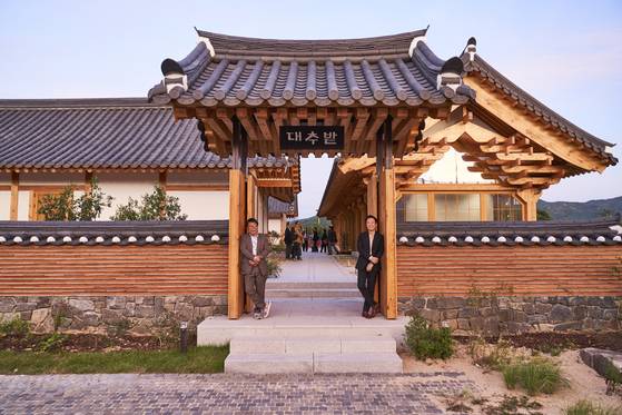 경주시 외곽에 10년에 걸쳐 새로 지은 대추밭백한의원 대문에서 5대 원장인 백진호 원장(왼쪽)과 김재경 건축가가 함께 섰다. 사진 이우재 작가