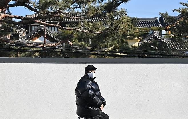 이석원 작가가 23일 오후 서울 종로구 김영사 서울사무소에서 헤럴드경제와 인터뷰에 앞서 포즈를 취하고 있다. 임세준 기자