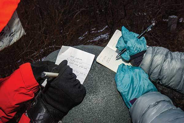 백암산 정상석에서 버킷리스트를 작성하고 있다.