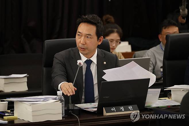 질의하는 이정헌 의원 (대전=연합뉴스) 이주형 기자 = 더불어민주당 이정헌 의원이 17일 대전 한국과학기술원(KAIST)에서 열린 국회 과학기술정보방송통신위원회의 국정감사에서 질의하고 있다. 2024.10.17 coolee@yna.co.kr